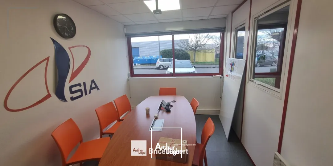 A louer - Bureaux lumineux avec partie stockage - Vaulx en Velin 