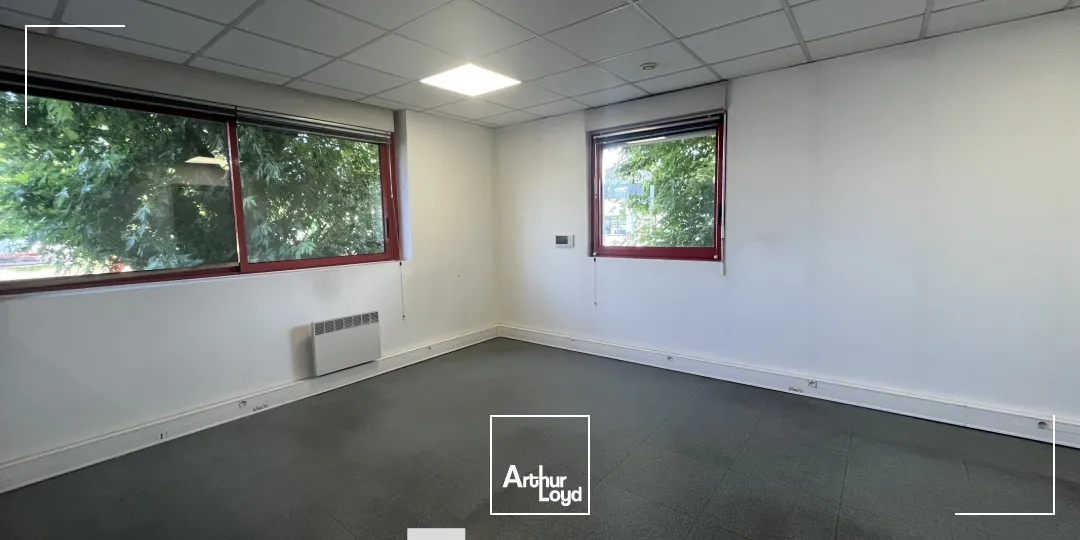 A louer - Local d activités avec une cour privative attenante - Vaulx -en-Velin