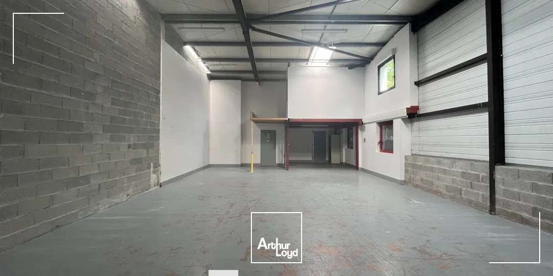 A louer - Local d activités avec une cour privative attenante - Vaulx -en-Velin