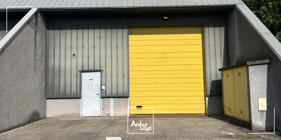 A louer - Local d activités avec une cour privative attenante - Vaulx -en-Velin