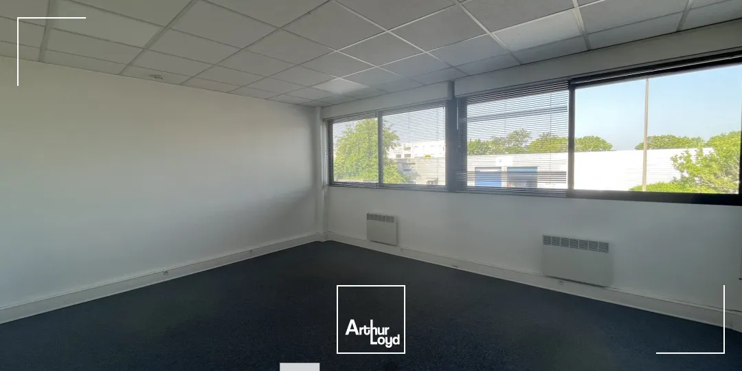 A louer - Local d activités avec une cour privative attenante - Vaulx -en-Velin