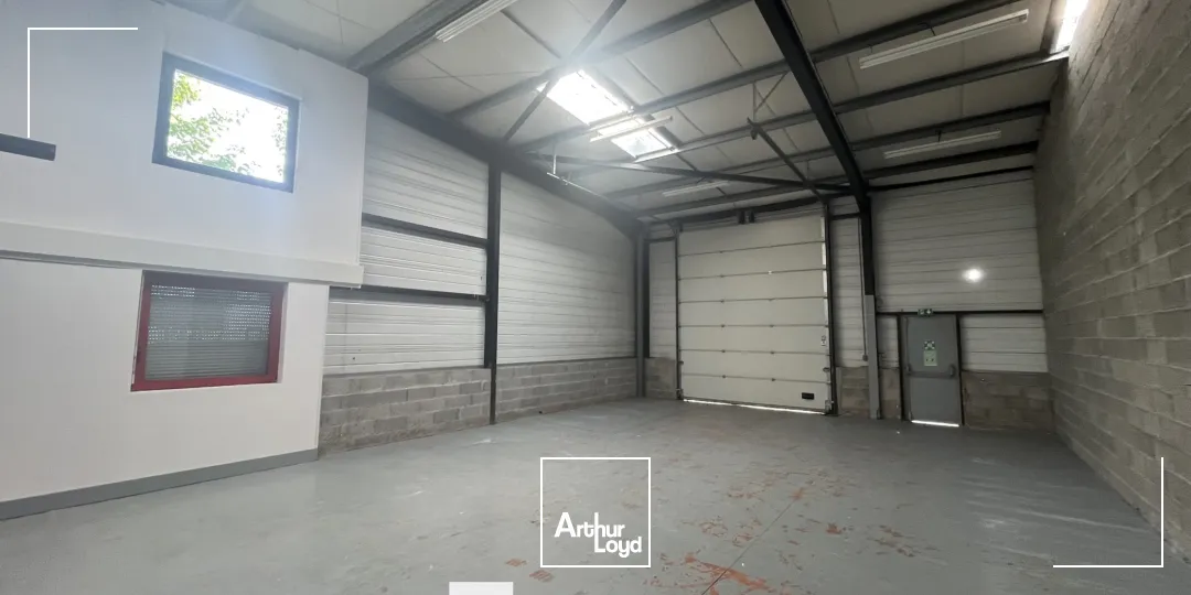 A louer - Local d activités avec une cour privative attenante - Vaulx -en-Velin