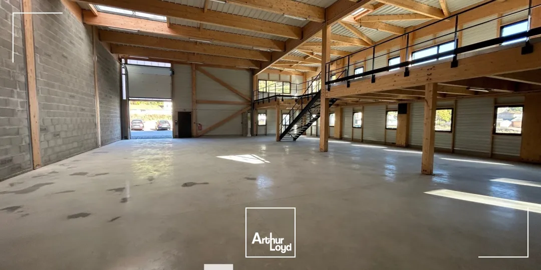 A vendre ou à louer - Cellules d'activités avec une hauteur de 6 m - Tarare