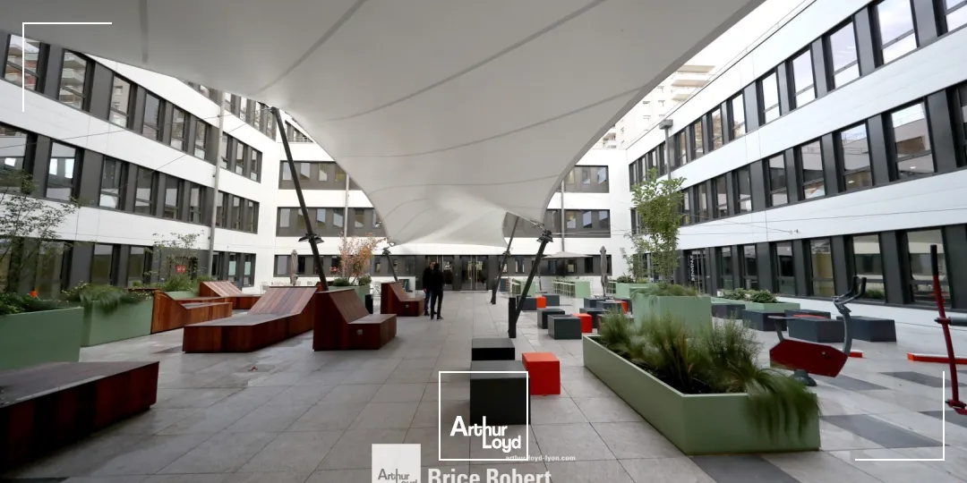 A louer - LE PATIO - Bureaux aménagés avec patio extérieur - Villeurbanne 
