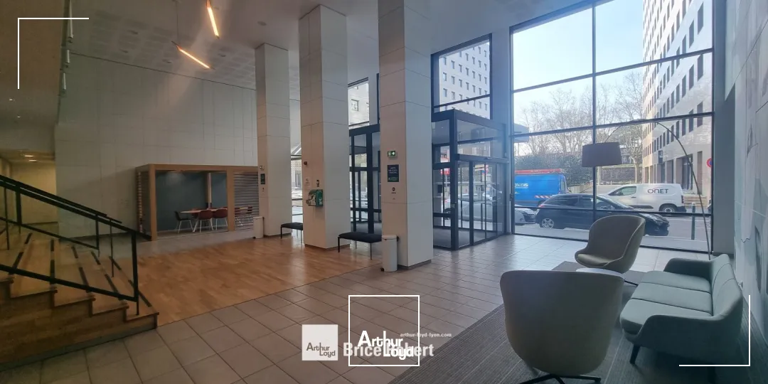 A louer - LE PATIO - Bureaux aménagés avec patio extérieur - Villeurbanne 