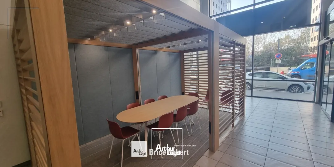 A louer - LE PATIO - Bureaux aménagés avec patio extérieur - Villeurbanne 