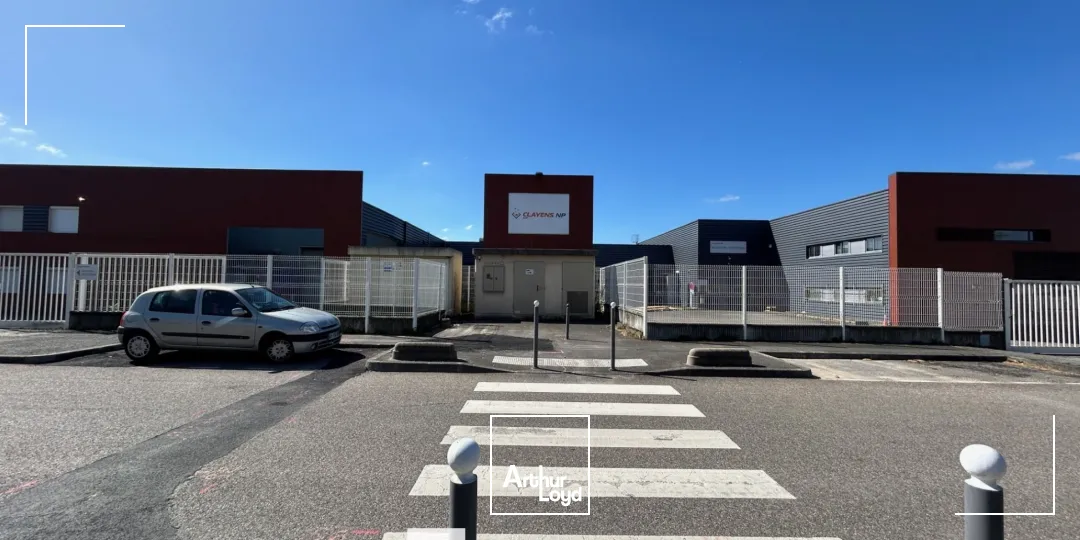 A vendre ou à louer - Bâtiment d'activités indépendant sur son terrain indépendant - Chassieu