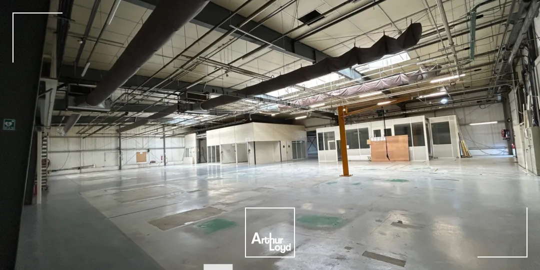 A vendre ou à louer - Bâtiment d'activités indépendant sur son terrain indépendant - Chassieu