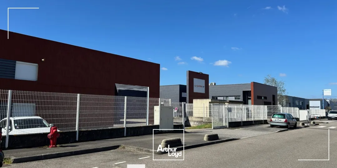 A vendre ou à louer - Bâtiment d'activités indépendant sur son terrain indépendant - Chassieu