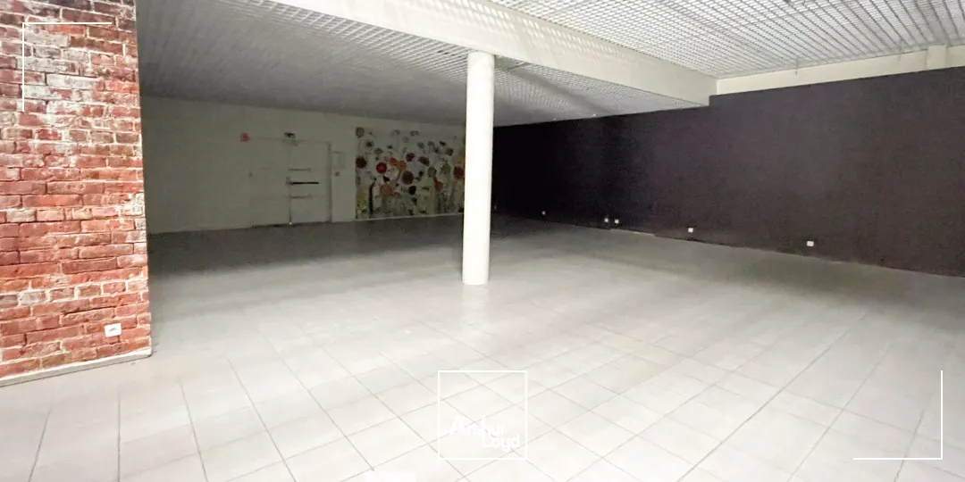 A louer - Locaux commerciaux spacieux - Saint Bonnet de Mure