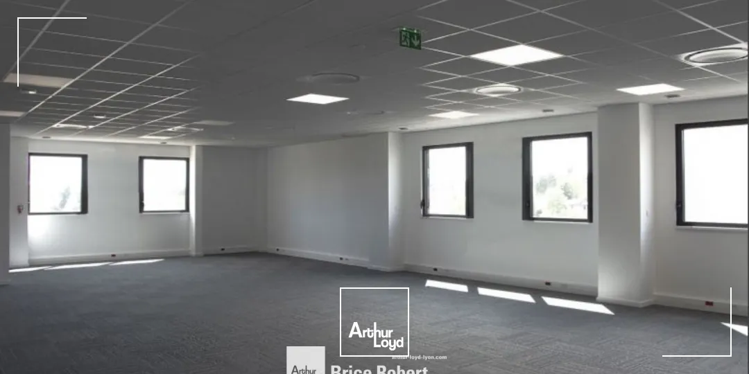 A vendre - Bureaux climatisés dans immeuble sur terrain clos - Saint Priest