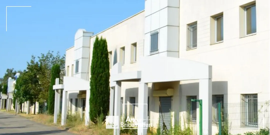 A vendre - Bureaux climatisés dans immeuble sur terrain clos - Saint Priest