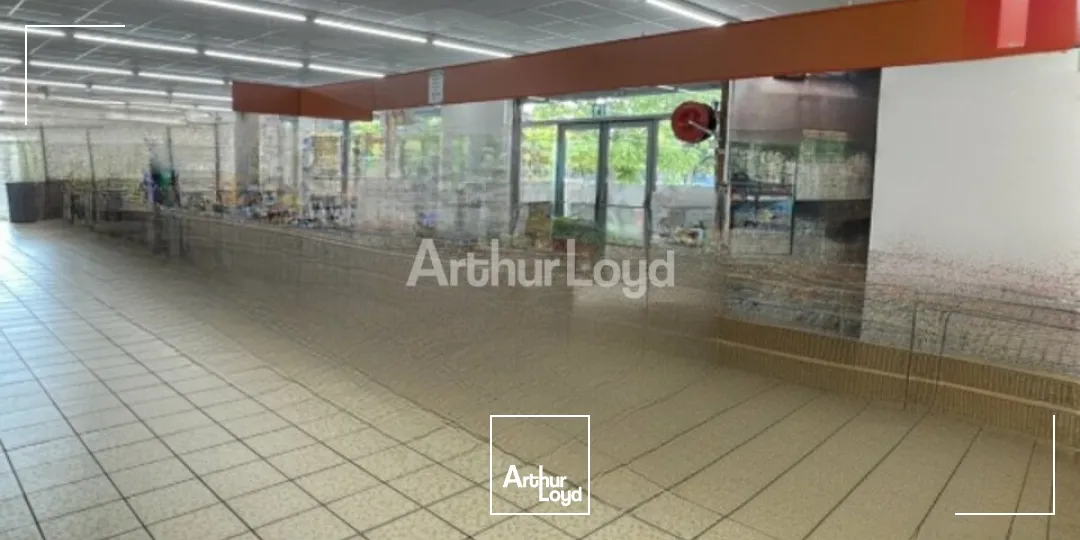 Sur un axe stratégique en périphérie de Reims - à louer - local commercial d'environ 1 200m2 - comptabilisant pas moins de 25 000 véhicules/jour. 