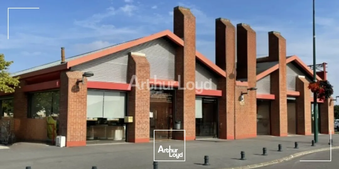 Sur un axe stratégique en périphérie de Reims - à louer - local commercial d'environ 1 200m2 - comptabilisant pas moins de 25 000 véhicules/jour. 