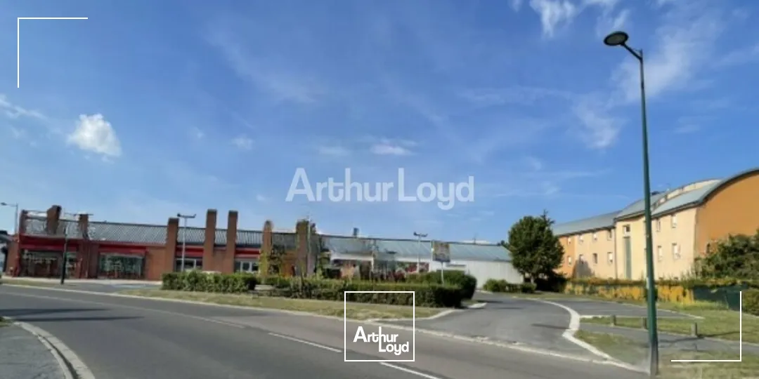 Sur un axe stratégique en périphérie de Reims - à louer - local commercial d'environ 1 200m2 - comptabilisant pas moins de 25 000 véhicules/jour. 