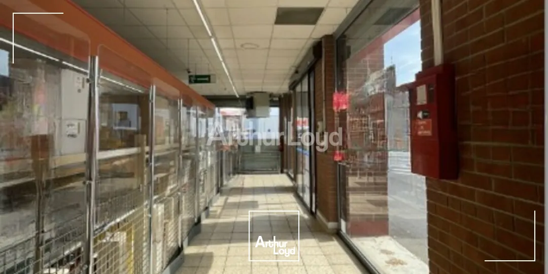 Sur un axe stratégique en périphérie de Reims - à louer - local commercial d'environ 1 200m2 - comptabilisant pas moins de 25 000 véhicules/jour. 