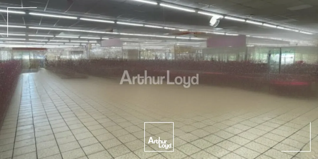 Sur un axe stratégique en périphérie de Reims - à louer - local commercial d'environ 1 200m2 - comptabilisant pas moins de 25 000 véhicules/jour. 