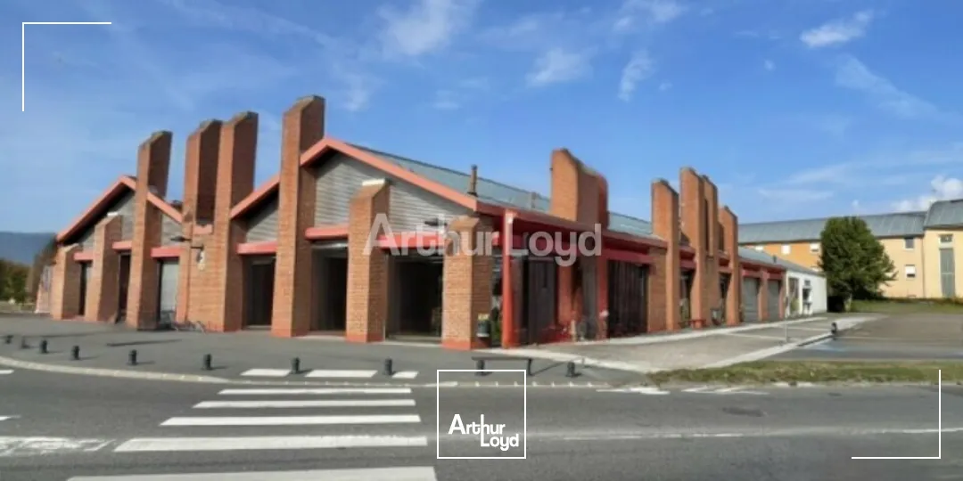 Sur un axe stratégique en périphérie de Reims - à louer - local commercial d'environ 1 200m2 - comptabilisant pas moins de 25 000 véhicules/jour. 