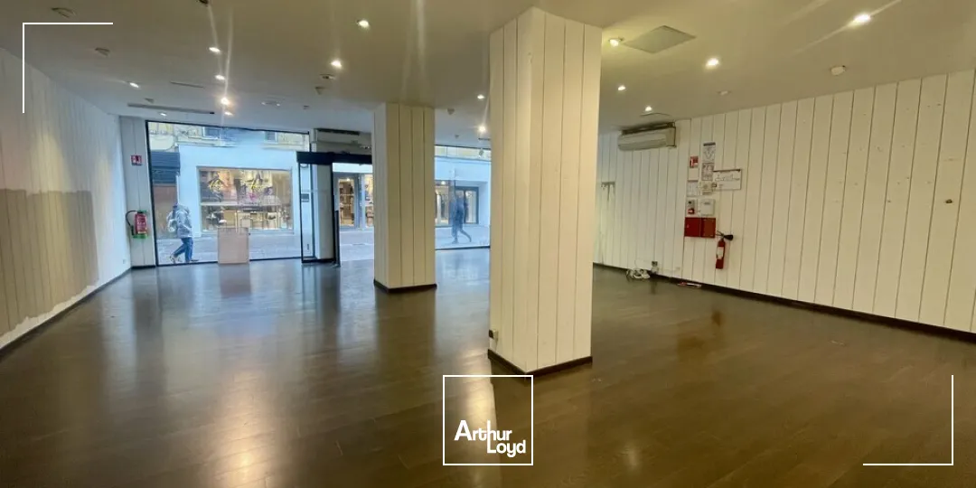 Vous recherchez un emplacement dans l'hyper-centre de Charleville-Mézières ?Nous disposons de ce local commercial idéalement situé sur la voie piétonne, d'une surface totale d'enviro...