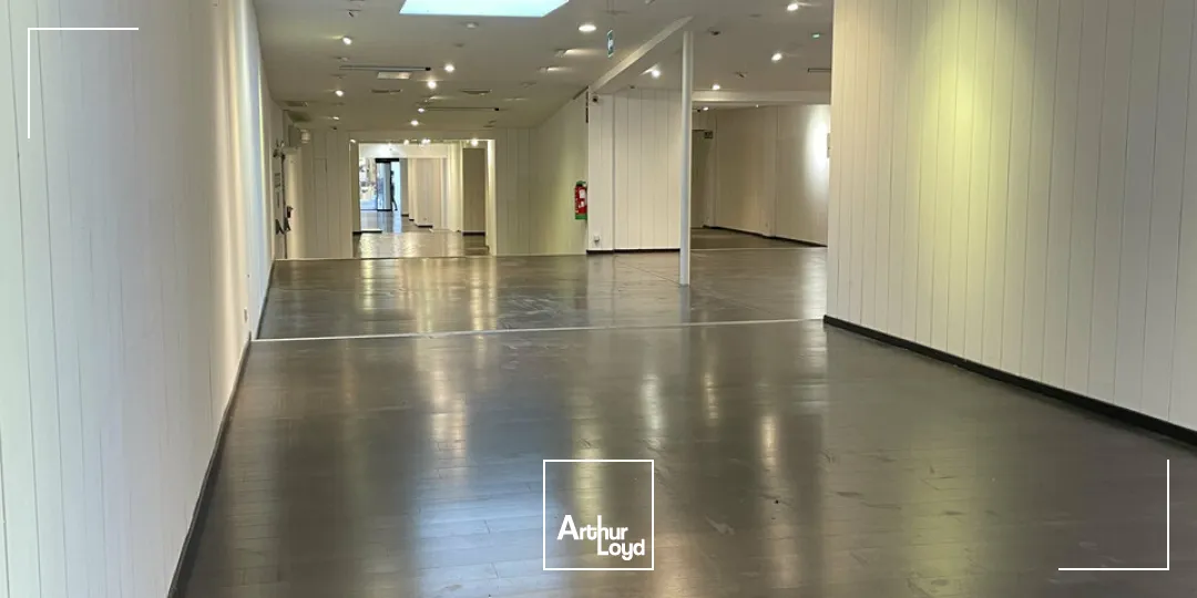 Vous recherchez un emplacement dans l'hyper-centre de Charleville-Mézières ?Nous disposons de ce local commercial idéalement situé sur la voie piétonne, d'une surface totale d'enviro...