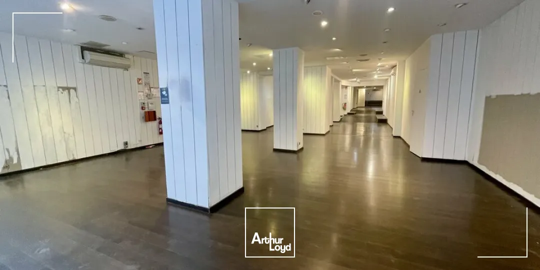 Vous recherchez un emplacement dans l'hyper-centre de Charleville-Mézières ?Nous disposons de ce local commercial idéalement situé sur la voie piétonne, d'une surface totale d'enviro...