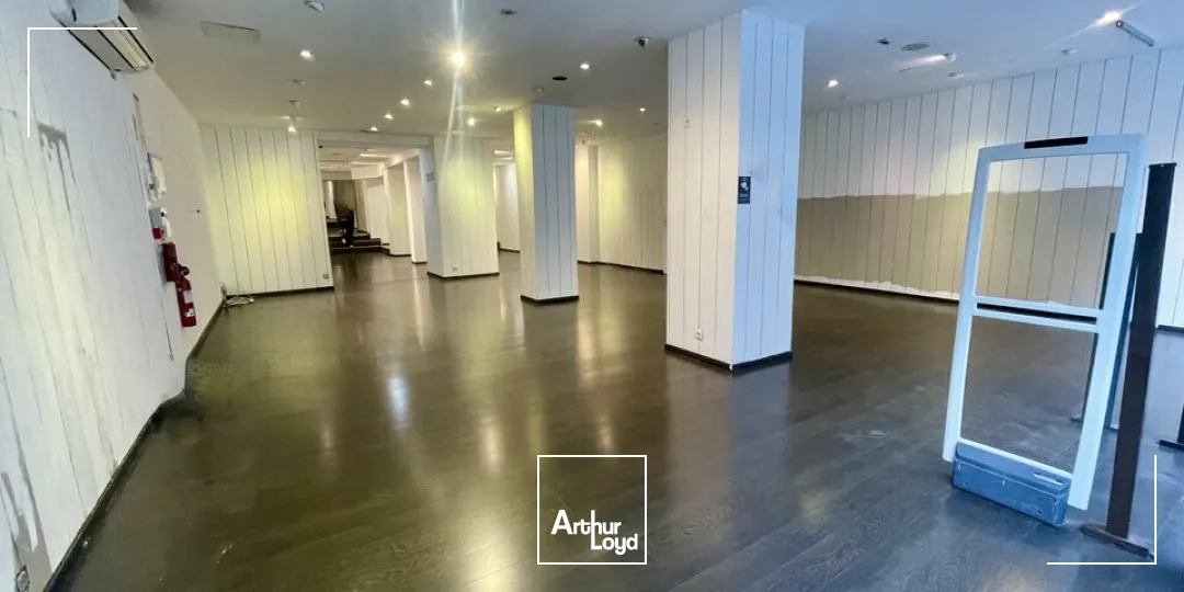 Vous recherchez un emplacement dans l'hyper-centre de Charleville-Mézières ?Nous disposons de ce local commercial idéalement situé sur la voie piétonne, d'une surface totale d'enviro...