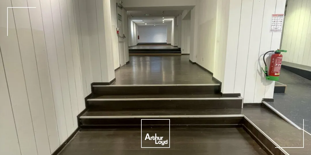 Vous recherchez un emplacement dans l'hyper-centre de Charleville-Mézières ?Nous disposons de ce local commercial idéalement situé sur la voie piétonne, d'une surface totale d'enviro...