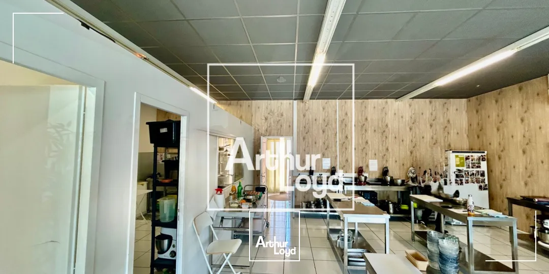 Local commercial 113 m² à louer - Vitrine, visibilité, parking - Idéal point de vente ou showroom