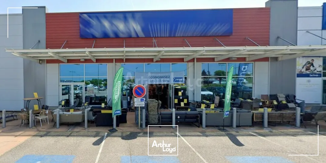 LOCAL COMMERCIAL à LOUER de 900 m²