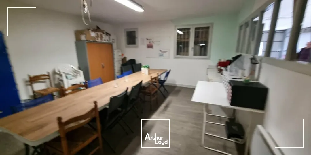 À louer  Local d'activité 261 m² avec bureaux et accès direct rocade  Poitiers Sud