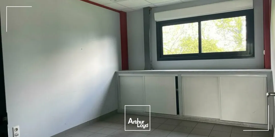 A LOUER LOCAL D'ACTIVITE 360M² SUR BRESSUIRE (79)