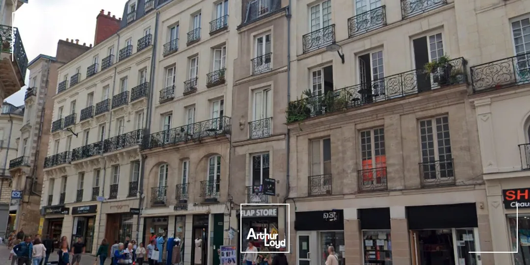 Local commercial à louer centre ville Nantes avec grande vitrine et accès PMR
