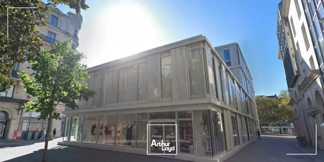 Local commercial à louer au centre ville de Nantes avec grande vitrine d’angle