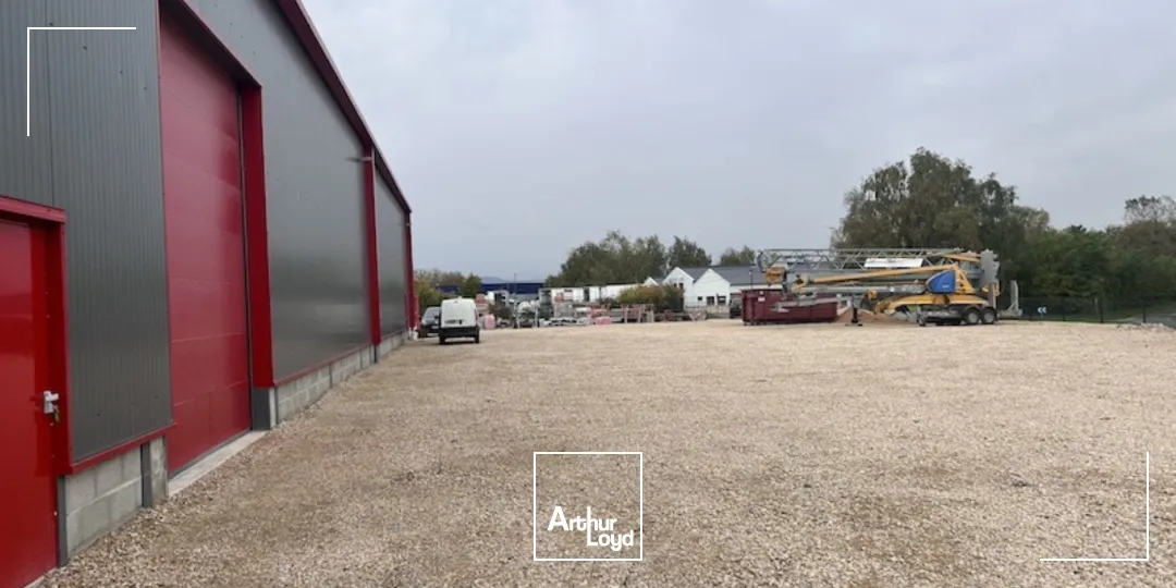 Locaux d'activité neufs de 400 m2 à louer entre Mâcon et Bourg en Bresse. Idéal artisan ou stockage.