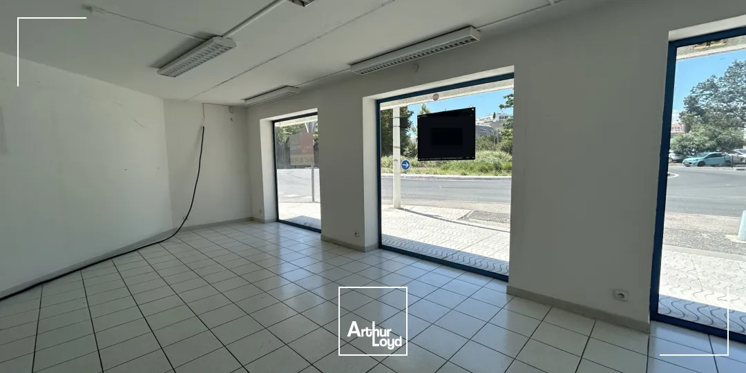 VENTE - LOCAL COMMERCIAL - VISIBILITE - EMPLACEMENT D'ANGLE