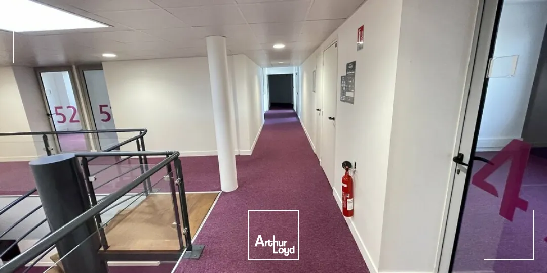BUREAUX DE 554M² A VENDRE PROCHE DES COMMERCES ET VISIBLES DEPUIS LA ROCADE