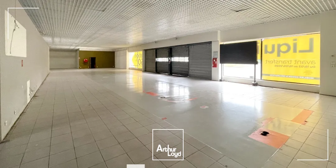 A louer - Locaux commerciaux spacieux - Saint Bonnet de Mure