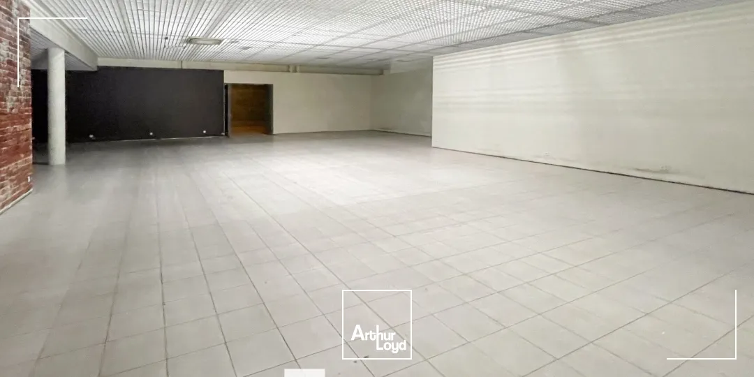 A louer - Locaux commerciaux spacieux - Saint Bonnet de Mure