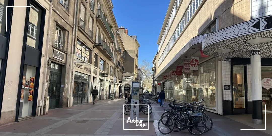 DAB centre ville 50 m2 plus réserve accessible du magasin d'environ 50 m2