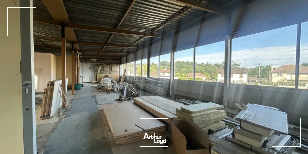 PLUS DE 500M² sur 2 NIVEAUX - MIXTE - ZA LA TOUR - ABREST 