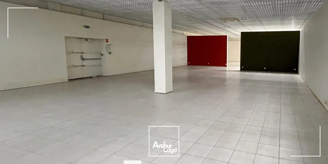 A louer - Locaux commerciaux spacieux - Saint Bonnet de Mure