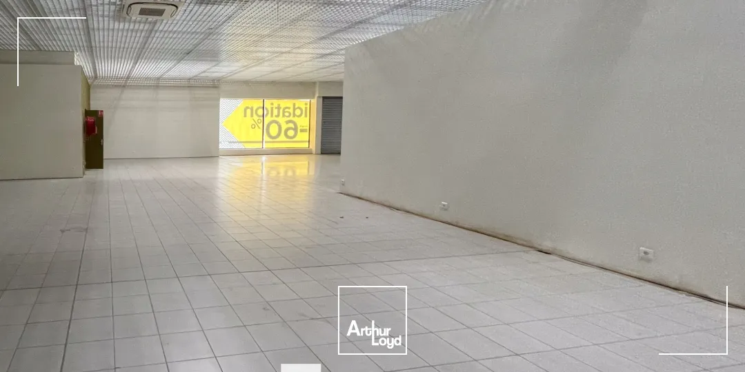 A louer - Locaux commerciaux spacieux - Saint Bonnet de Mure