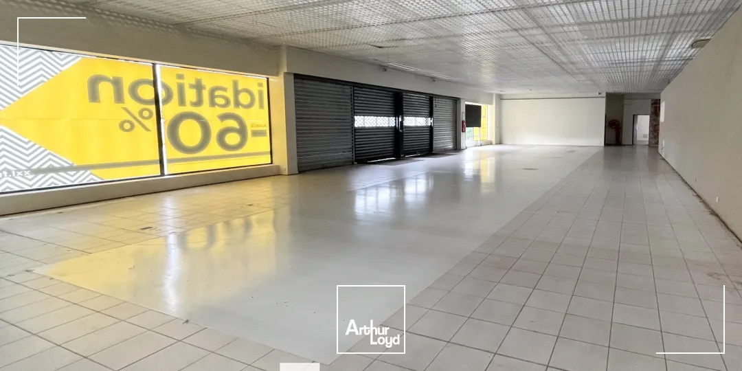 A louer - Locaux commerciaux spacieux - Saint Bonnet de Mure