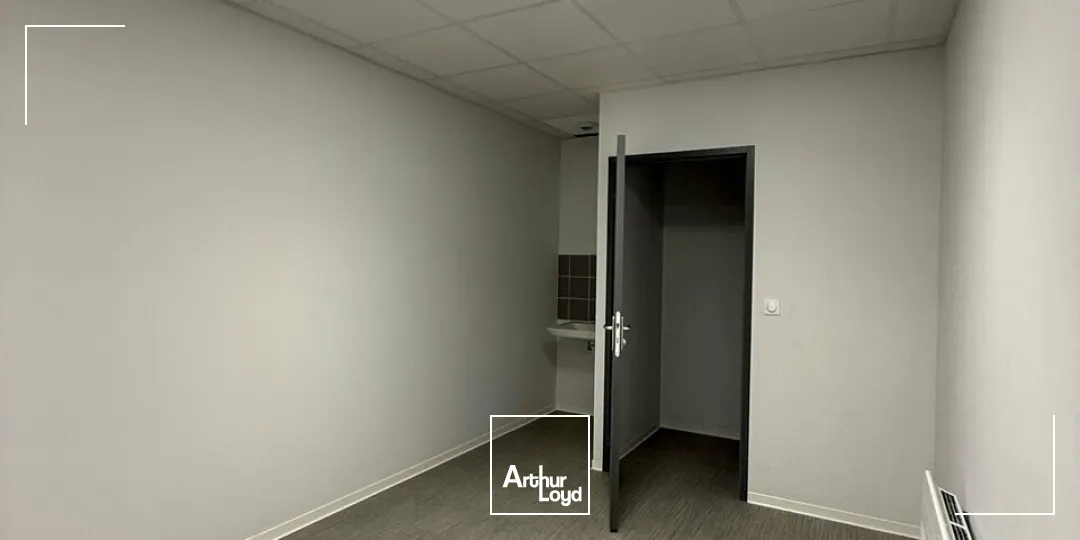 Bâtiment d'activité de 1350m2 aménagé pour de l'agroalimentaire + local de 105m2- zone de l'aérodrome - proximité A20 et A89