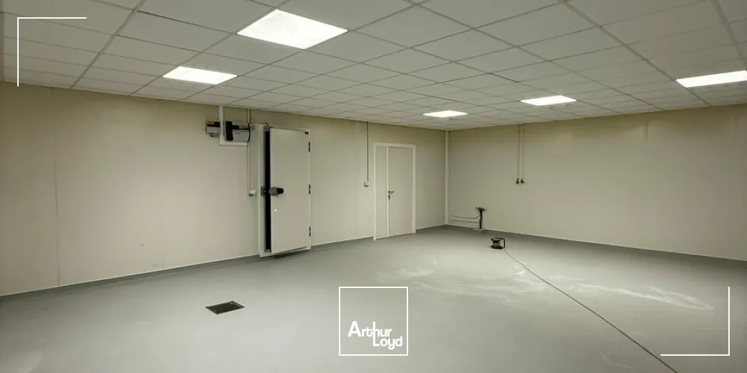 Bâtiment d'activité de 1350m2 aménagé pour de l'agroalimentaire + local de 105m2- zone de l'aérodrome - proximité A20 et A89