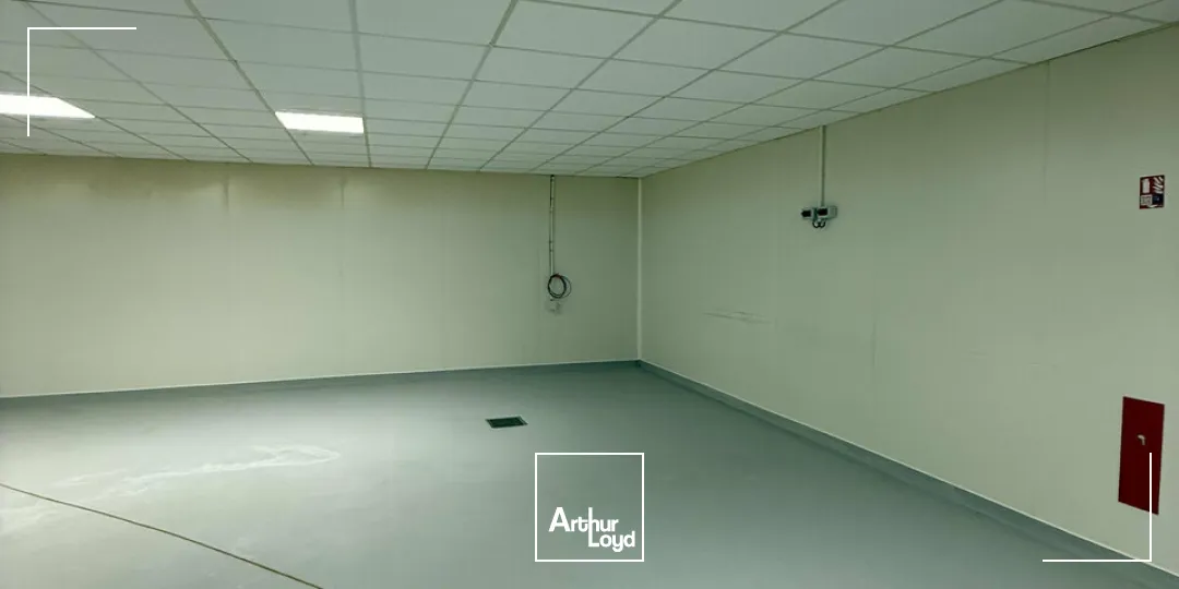 Bâtiment d'activité de 1350m2 aménagé pour de l'agroalimentaire + local de 105m2- zone de l'aérodrome - proximité A20 et A89