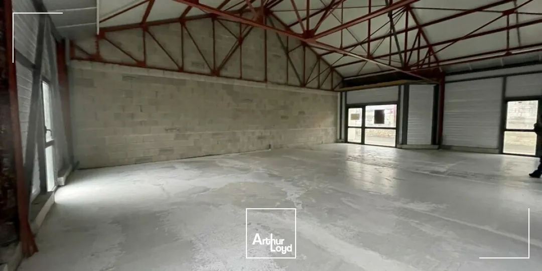 LOCATION BUREAUX OU COMMERCE NIORT PROCHE CENTRE VILLE 140m2 AVEC PARKINGS