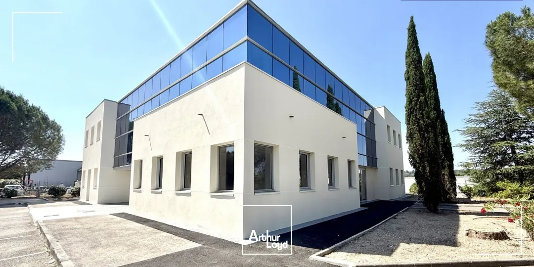 Immeuble de bureaux indépendant et rénové à louer sur le pôle d'activité d'Aix en Provence.