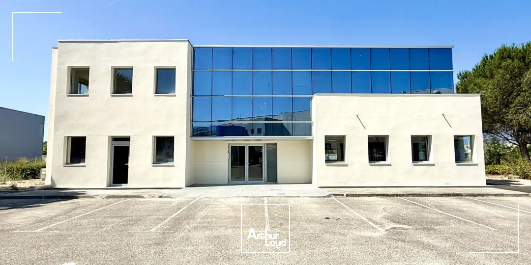 Immeuble de bureaux indépendant et rénové à louer sur le pôle d'activité d'Aix en Provence.