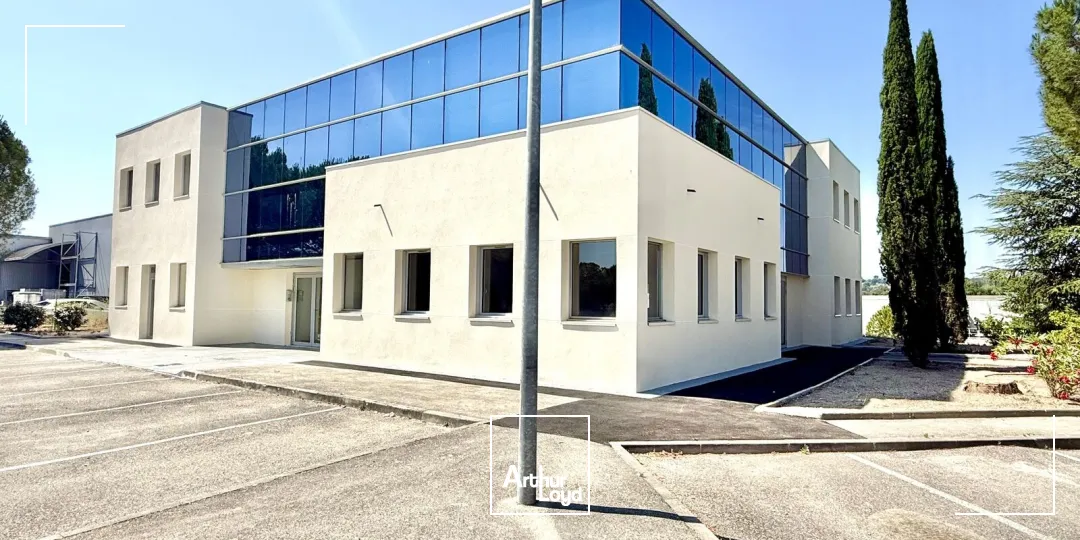 Immeuble de bureaux indépendant et rénové à louer sur le pôle d'activité d'Aix en Provence.